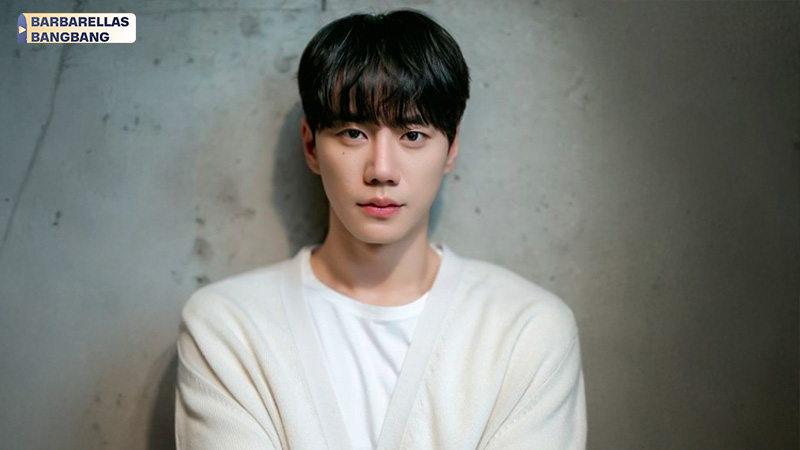 Lee Jun Young – Hóa thân ấn tượng thành chàng hiệp sĩ bóng đêm hiện đại